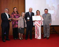da esquerda para direita, João Cox, 47º Personalidade de Vendas ADVB; Sonia Hess, 51º Personalidade de Vendas ADVB; Lidia Cotait, irmã do Homenageado; Alfredo Cotait; Ana Claudia Badra Cotait, esposa do Alfredo Cotait e Valter Patriani, 58º Personalidade de Vendas ADVB